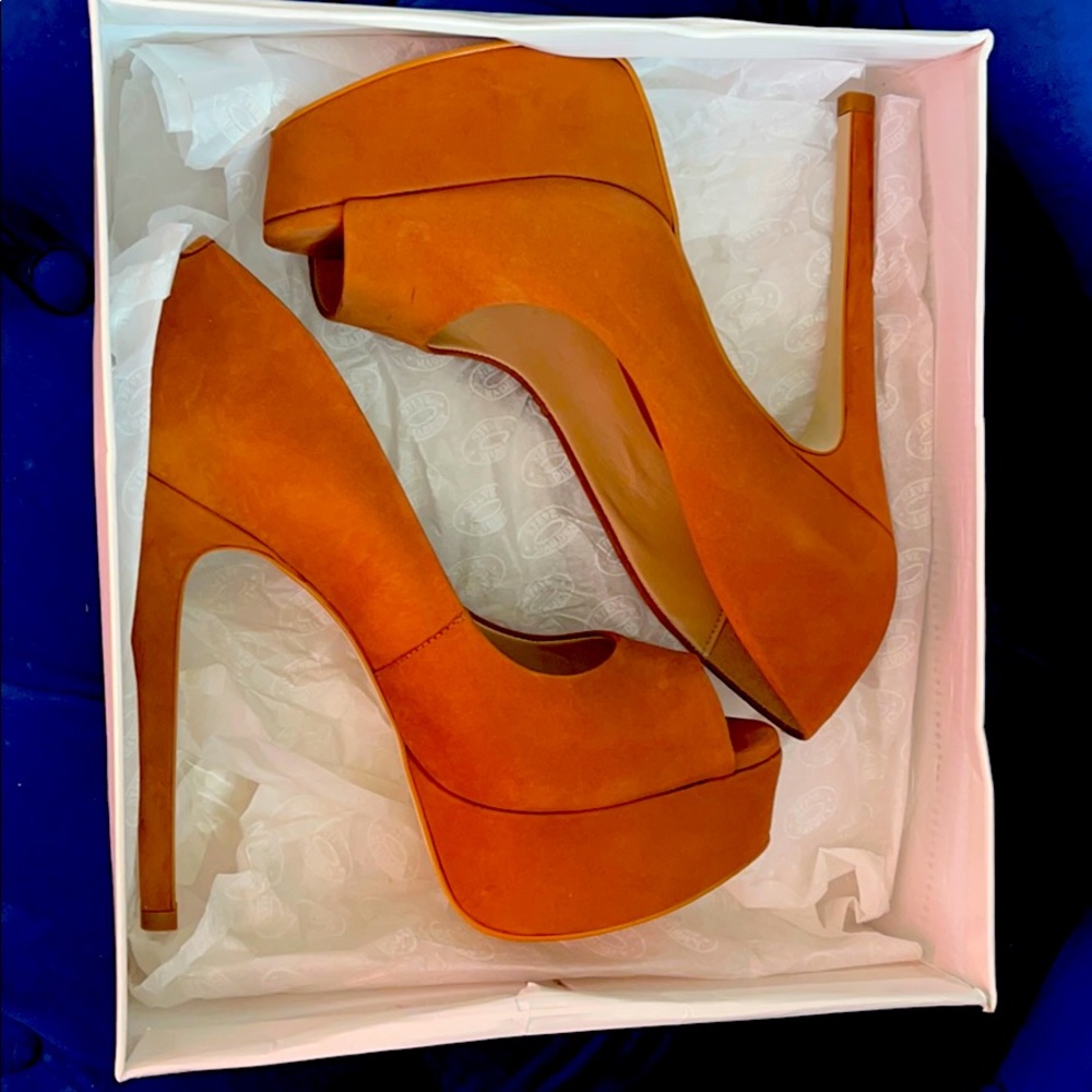 BRAND NEW- never worn STEVE MADDEN 7